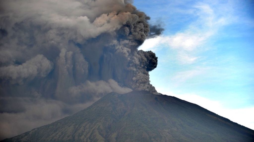 Airlines warned over Bali volcano activity Airlines warned over Bali volcano activity