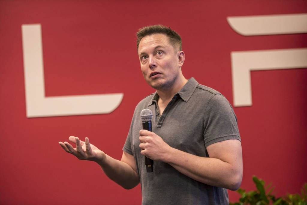 Tesla’s Musk to Lead Carmaker Over Long Term Under New Pay Deal