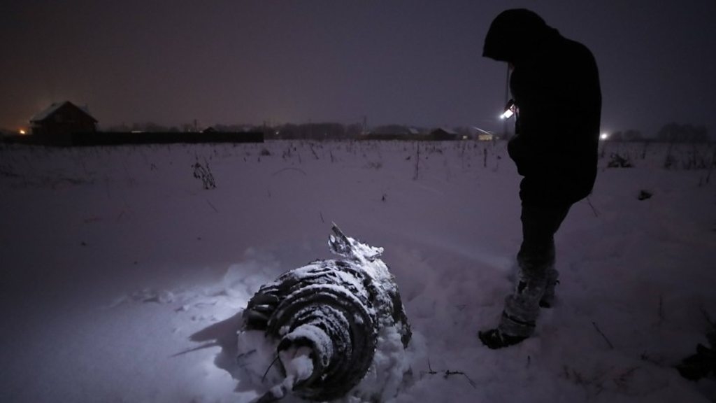 Russia investigators comb jet crash site
