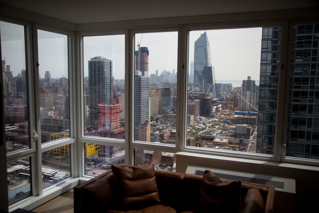 Manhattan Home Sales Tumble Most Since 2009 as Buyers Push Back