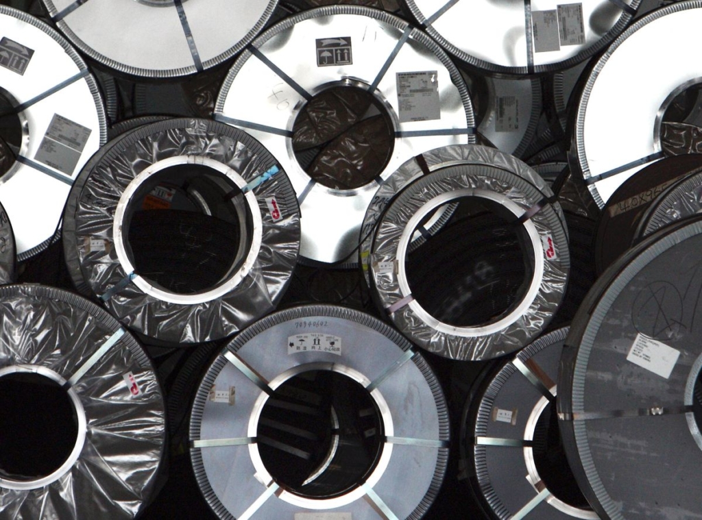 Japan’s Aso `Feels Sorry’ for Mnuchin Amid Outrage Over Tariffs