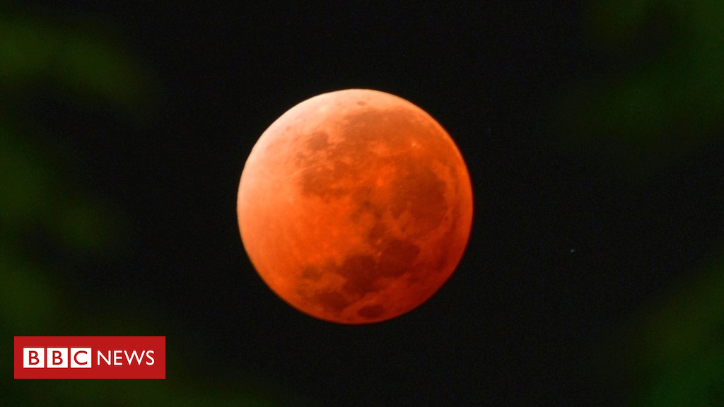 102676389_mediaitem102676388.jpg Skygazers await century’s longest ‘blood moon’