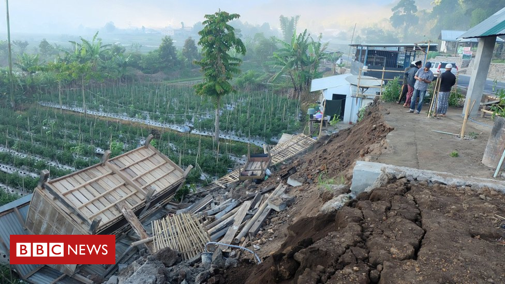 102744130_hi048399087.jpg Deadly quake hits Indonesia tourist spot