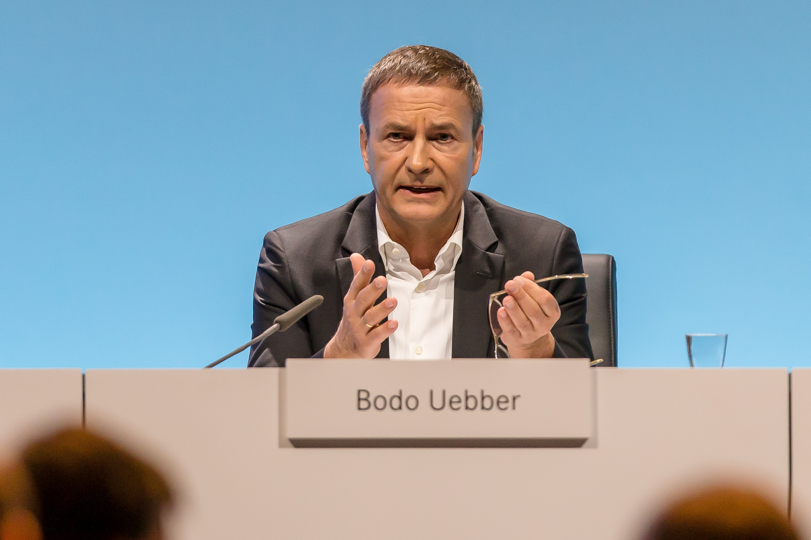 gettyimages-914319828.jpg Daimler CFO to Leave as Mercedes-Benz Maker Gears Up for Revamp