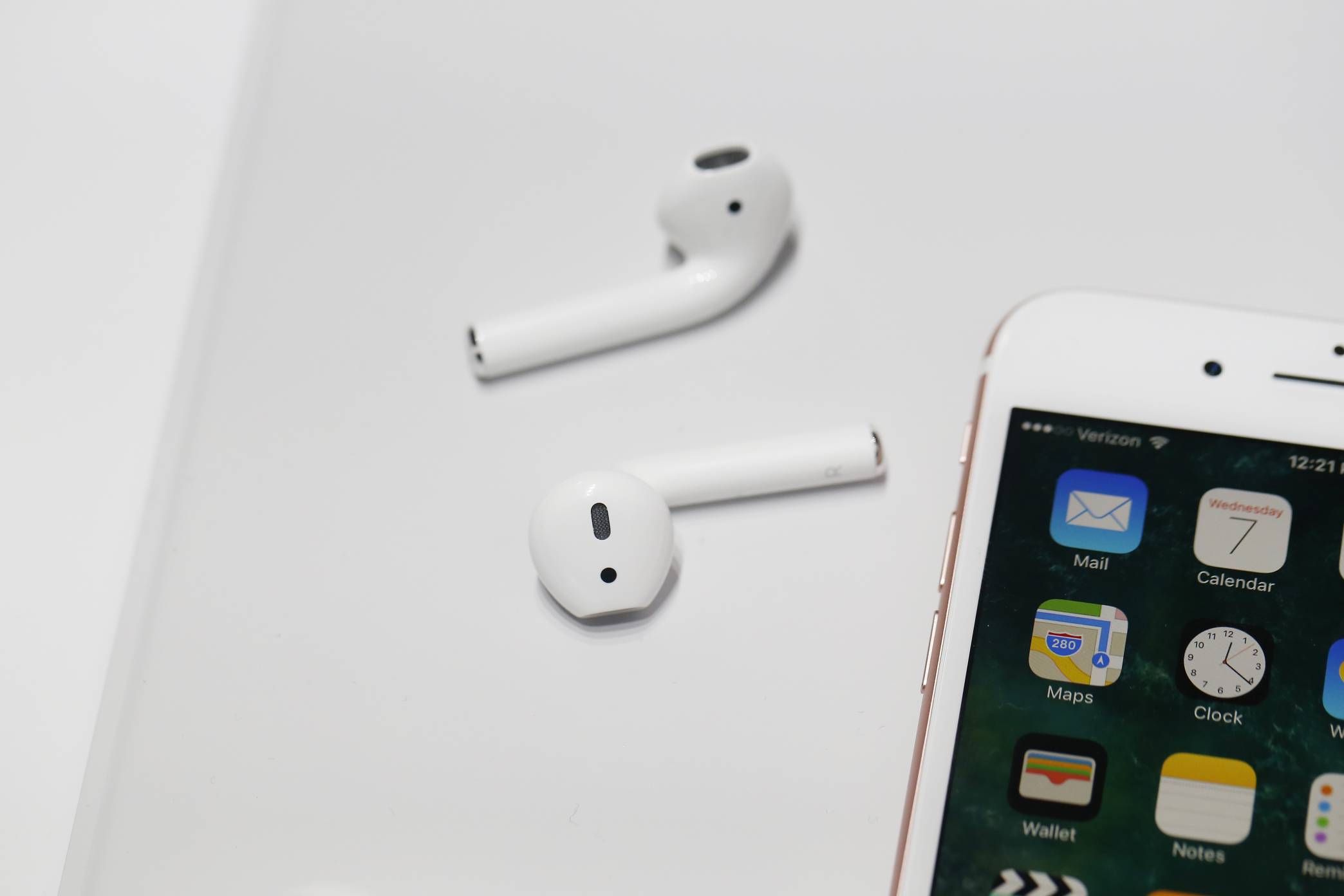 gettyimages-599948276-e1543788655272.jpg Apple’s AirPods May See a New Design in 2020
