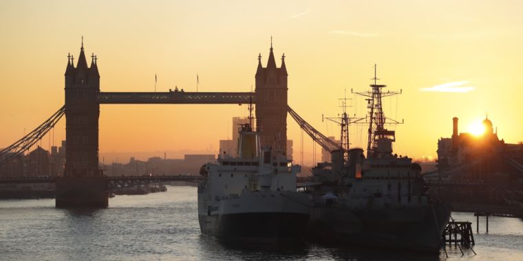 The-Floating-Paddock-St-Helena-docked-in-London-next-to-HMS-Belfast-760x380.jpg Electric SUVs racing in the Himalayas and the Amazon? Meet Extreme E
