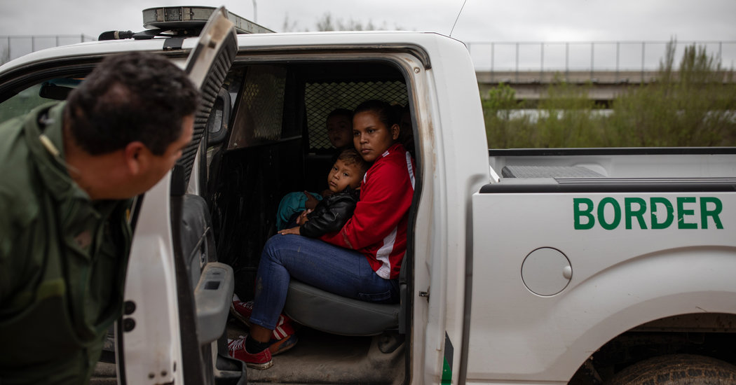 merlin_150296532_ae289f9c-ada0-44db-9888-8070f168a751-facebookJumbo.jpg Open Wounds, Head Injuries, Fever: Ailing Migrants Suffer at the Border
