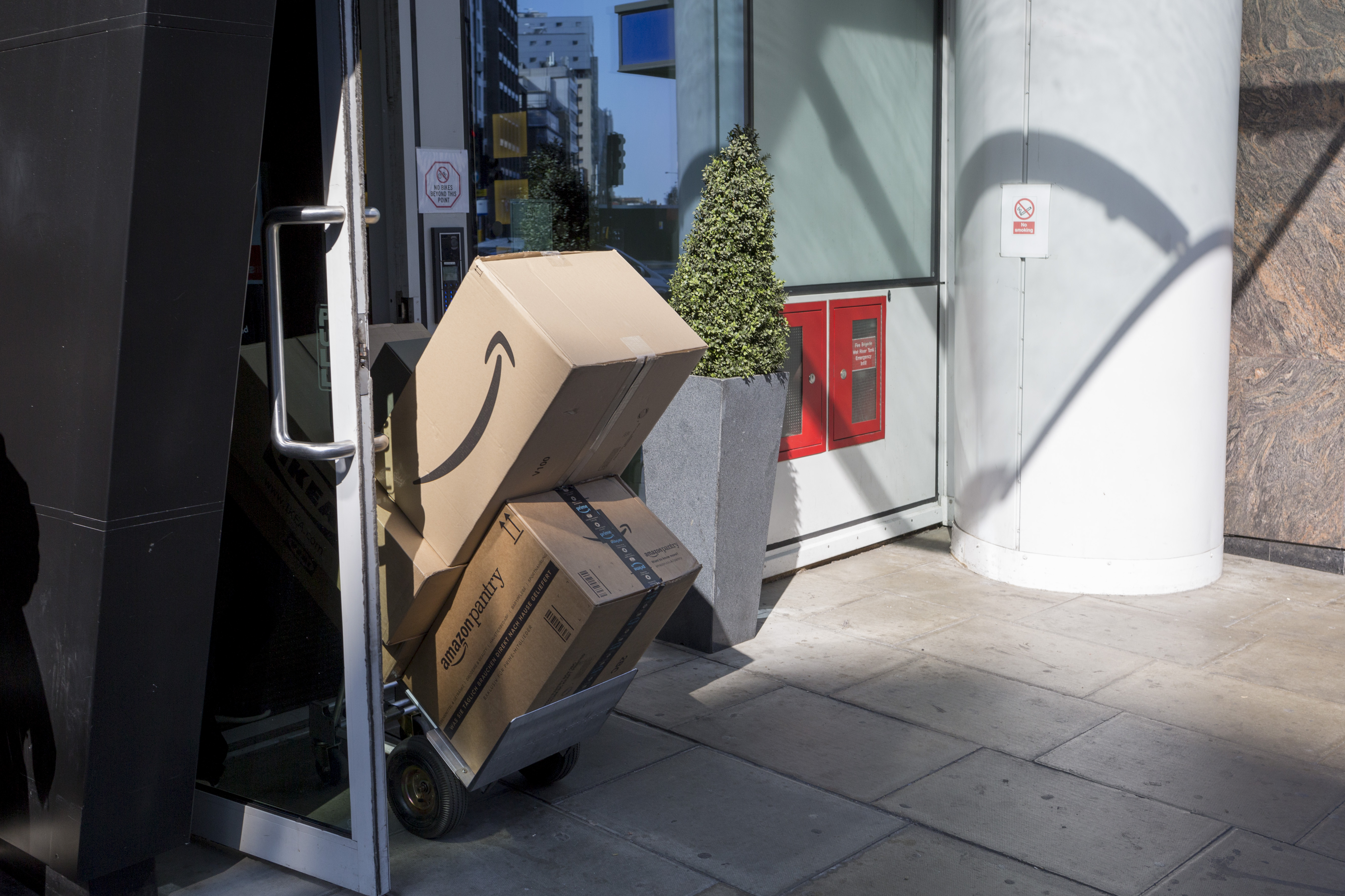 gettyimages-1134857307.jpg Amazon’s One-Day Delivery Plan Sends Target and Walmart Shares Tumbling