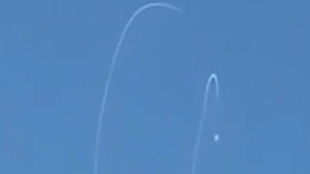 p078b0qk.jpg Gaza rocket barrage prompts Israel strikes