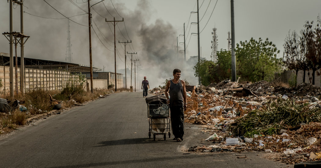 venez-econ15-promo-facebookJumbo-v2.jpg Venezuela’s Collapse Is the Worst Outside of War in Decades, Economists Say