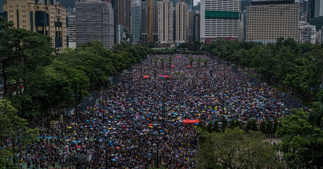 hong-kong-protesters-defy-police-ban-in-show-of-strength-after-tumult.jpg Hong Kong Protesters Defy Police Ban in Show of Strength After Tumult