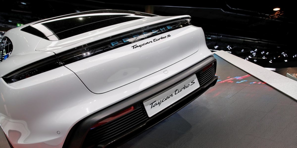 A Porsche Taycan crushed a Tesla Model S in a drag race – Business Insider