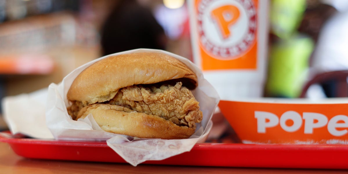 man-reportedly-stabbed-at-maryland-popeyes-over-chicken-sandwich-fox5-business-insider.jpg Man reportedly stabbed at Maryland Popeyes over chicken sandwich: Fox5 – Business Insider