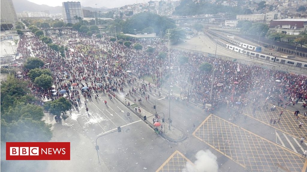 Rio football celebrations end in clashes