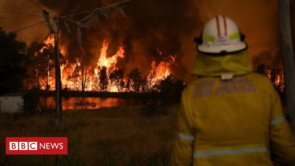 Travel warnings issued as fires ravage Australia