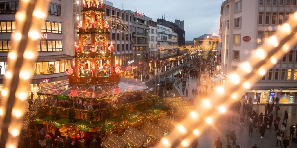 Here’s What Stores Are Open—and Closed—on Christmas Day 2019