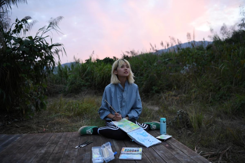 City dwellers find simpler life in rural China commune