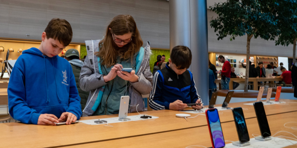 Apple Starts 2020 With Soaring Shares, Talk of a Notchless iPhone