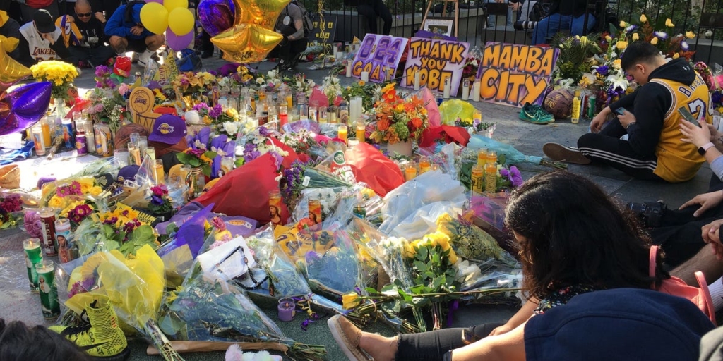 Photos: Fans outside Staples Center show Los Angeles mourning Kobe Bryant – Business Insider