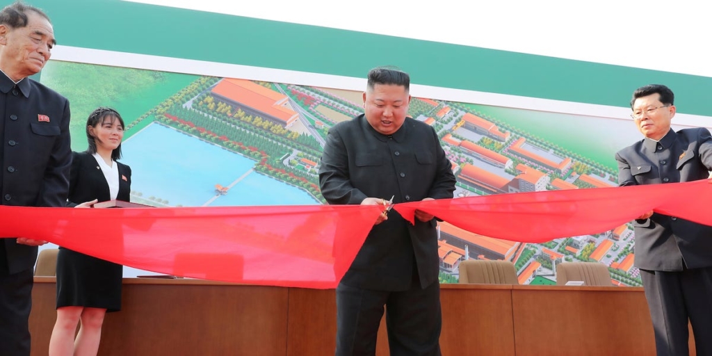 Photos: Kim Jong Un’s first public appearance after health speculation – Business Insider