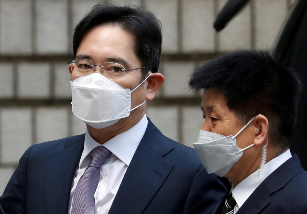 Samsung heir appears in court, awaits decision on whether he’ll be jailed again