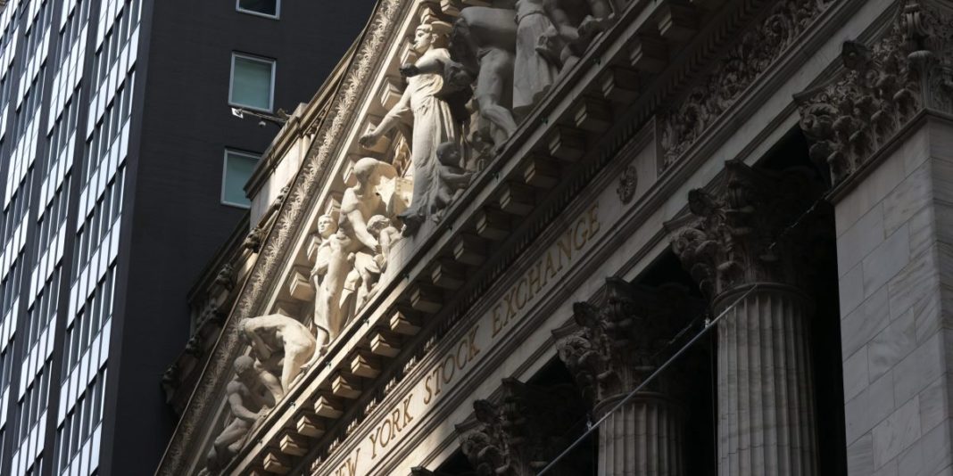 markets-end-the-week-on-a-bearish-note-as-gold-breaks-1900.jpg Markets end the week on a bearish note as gold breaks $1,900