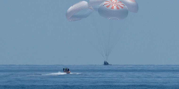 could-a-dragon-spacecraft-fly-humans-to-the-moon-its-complicated.jpg Could a Dragon spacecraft fly humans to the Moon? It’s complicated