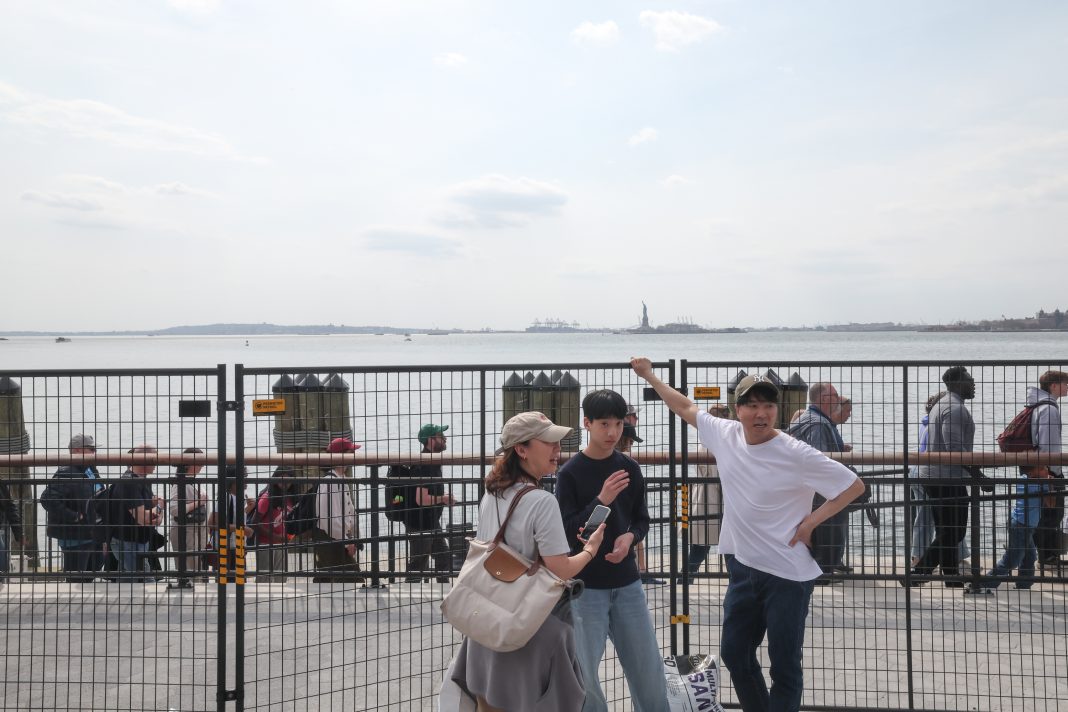 battery-park’s-statue-of-liberty-views-blocked-by-sprawling-black-fence:-‘truly-unfair’