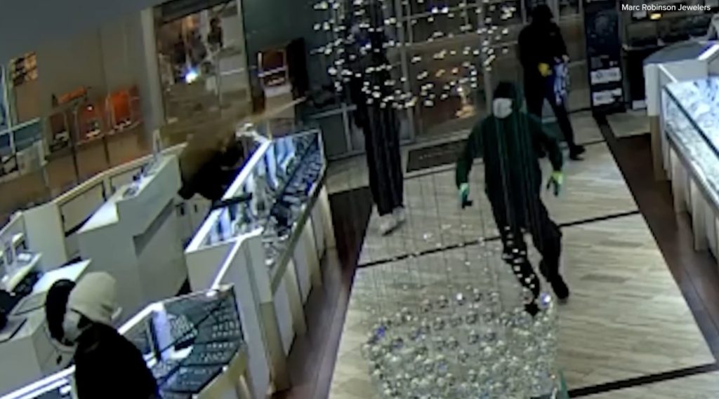 moment-hammer-wielding-masked-thieves-raid-texas-jewelry-store-in-‘mob-style’-hit