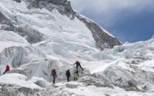 Everest: Chunk of glacier blocks route in peak climbing season everest:-chunk-of-glacier-blocks-route-in-peak-climbing-season
