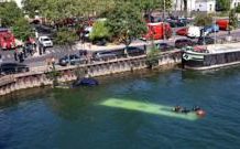 Trainee driver crashes bus into River Seine trainee-driver-crashes-bus-into-river-seine