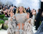 Met Gala 2026: stars showcase outfits on the red carpet – video met-gala-2026:-stars-showcase-outfits-on-the-red-carpet-– video